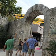 Walking_tour_Pula_with_wine_tasting_at_the_Forum_5